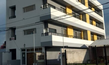Departamento de un dormitorio con cochera en Oro Verde cercano a Facultades