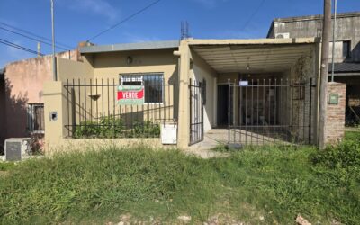 Casa en Oro Verde dos dormitorios con cochera a refaccionar