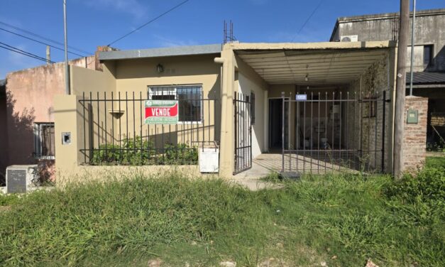 Casa en Oro Verde dos dormitorios con cochera a refaccionar